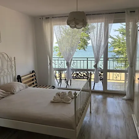 Apartment Golden Luxury On The Sand, Chernomoretz, Bulgaria *